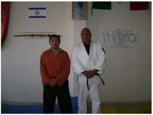 David Rosales (izq), Cinta Negra 5° Dan de Karate Kempo, con Jose Barcenas Rodríguez, máxima autoridad en Mexico de Krav Maga. (Cortesia).